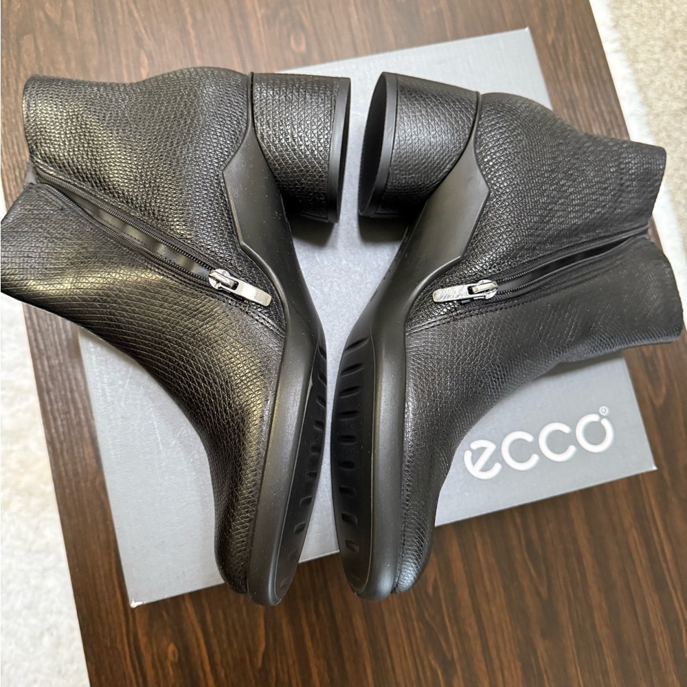 💥Ecco Textured Black Leather Boots💥